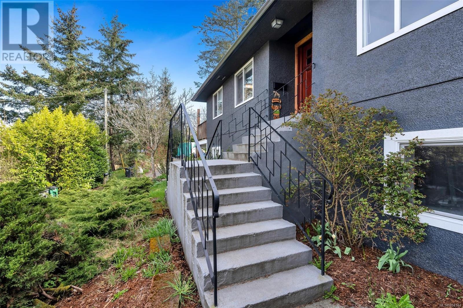Photo 2 of 4087 Carey Rd, Saanich BC