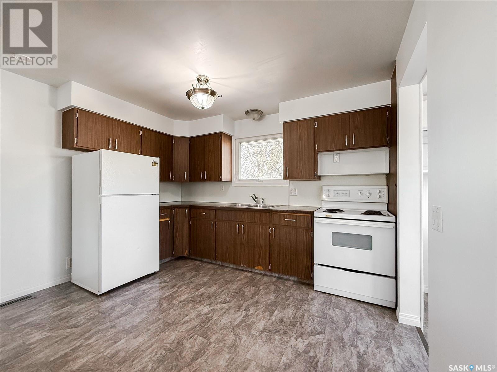 Photo 17 of 106 1st Street, Gull Lake SK