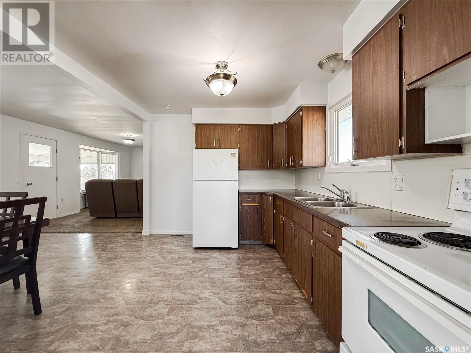 Photo 18 of 106 1st Street, Gull Lake SK