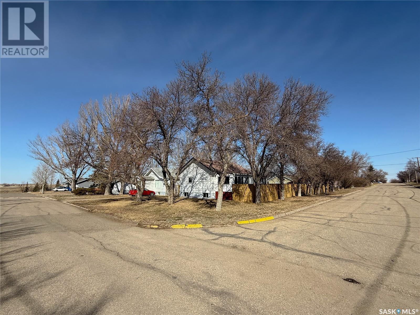 Photo 35 of 106 1st Street, Gull Lake SK