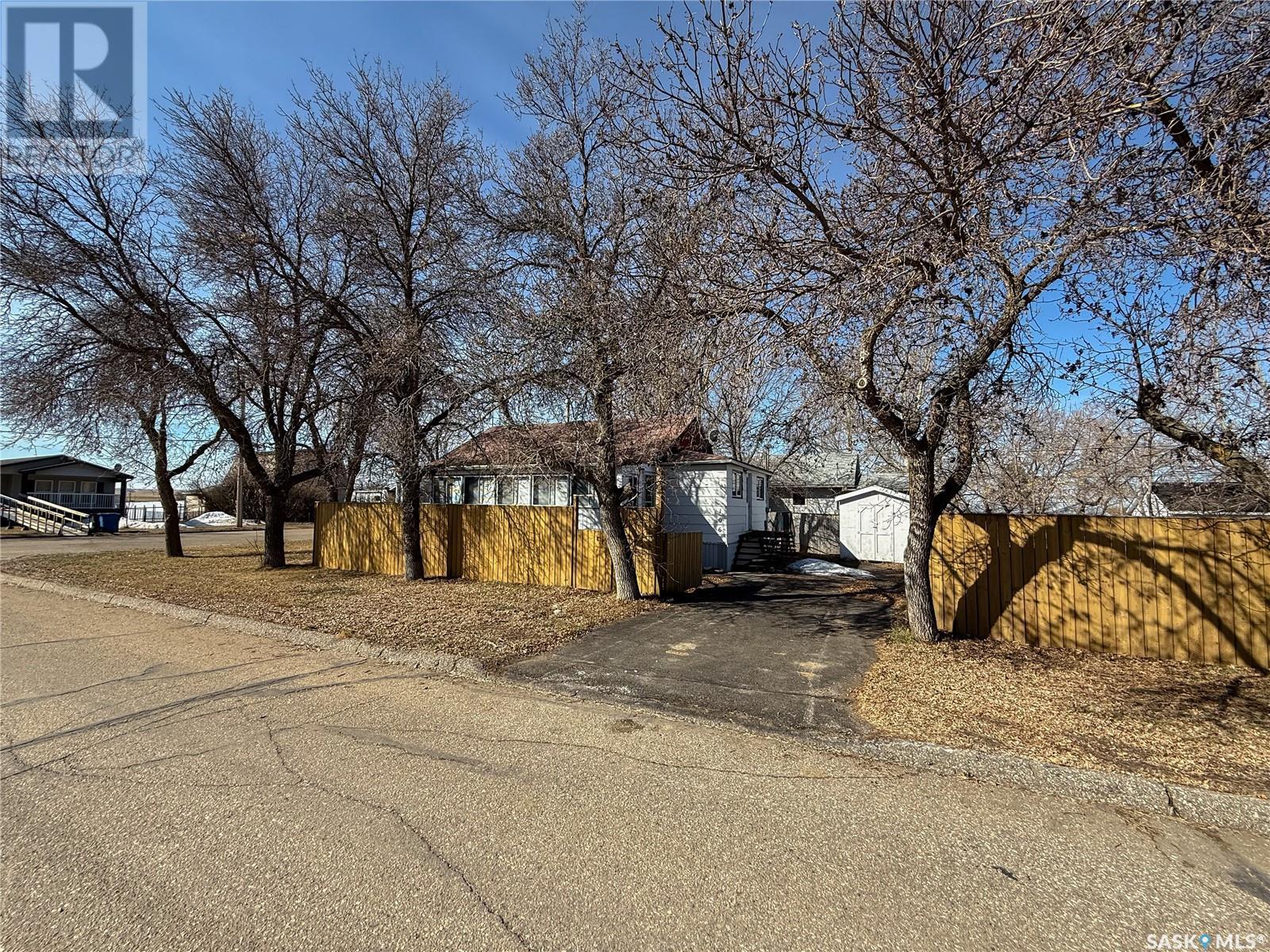 Photo 37 of 106 1st Street, Gull Lake SK