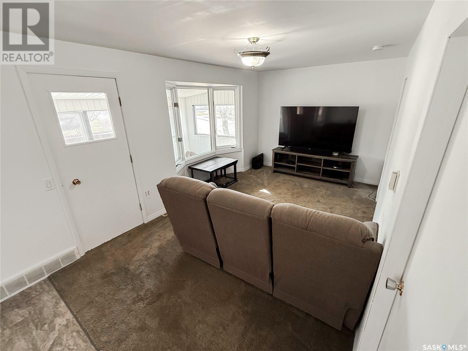 Photo 4 of 106 1st Street, Gull Lake SK