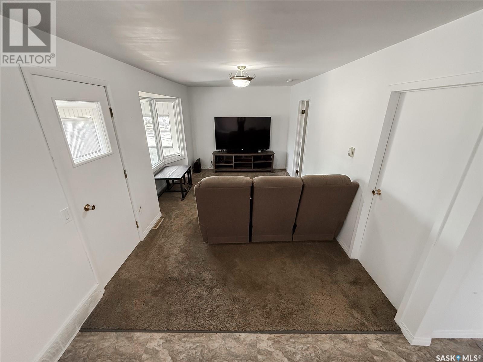 Photo 5 of 106 1st Street, Gull Lake SK