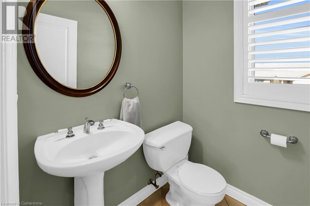 Photo 35 of 130 Dorchester Drive, Grimsby ON