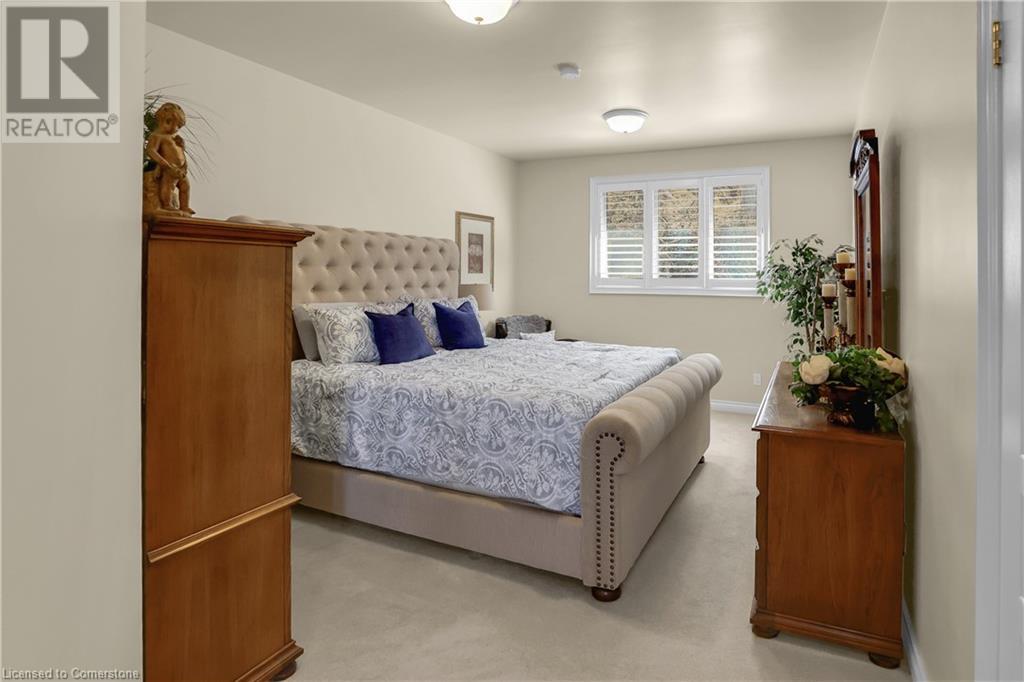 Photo 36 of 130 Dorchester Drive, Grimsby ON