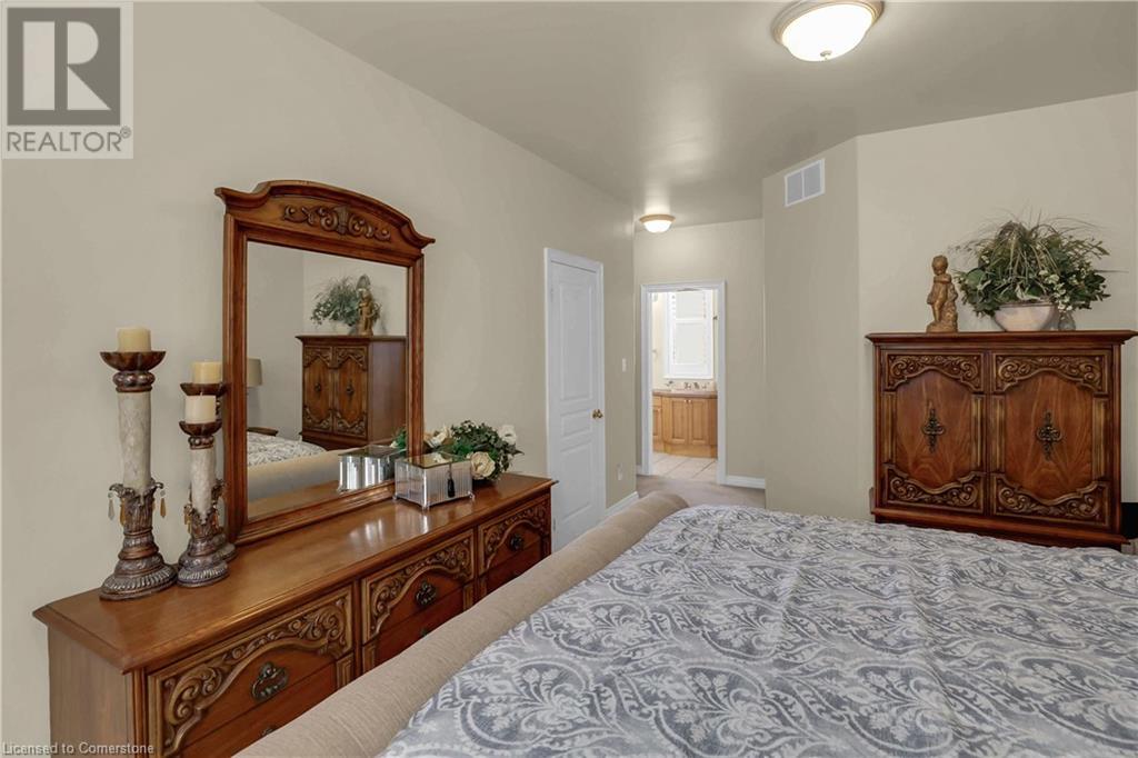 Photo 38 of 130 Dorchester Drive, Grimsby ON