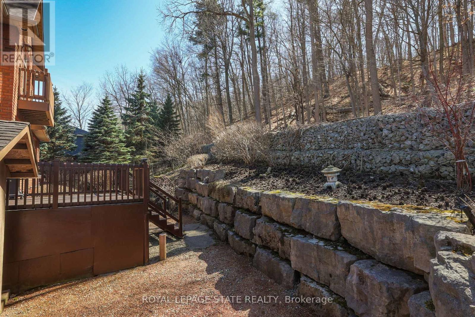 Photo 10 of 130 Dorchester Drive, Grimsby ON