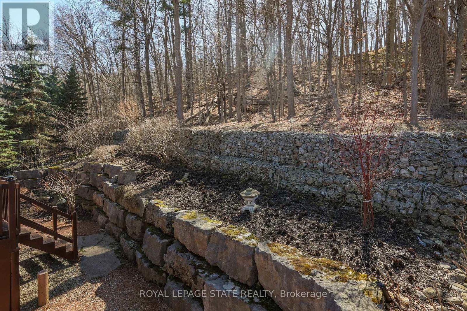 Photo 11 of 130 Dorchester Drive, Grimsby ON