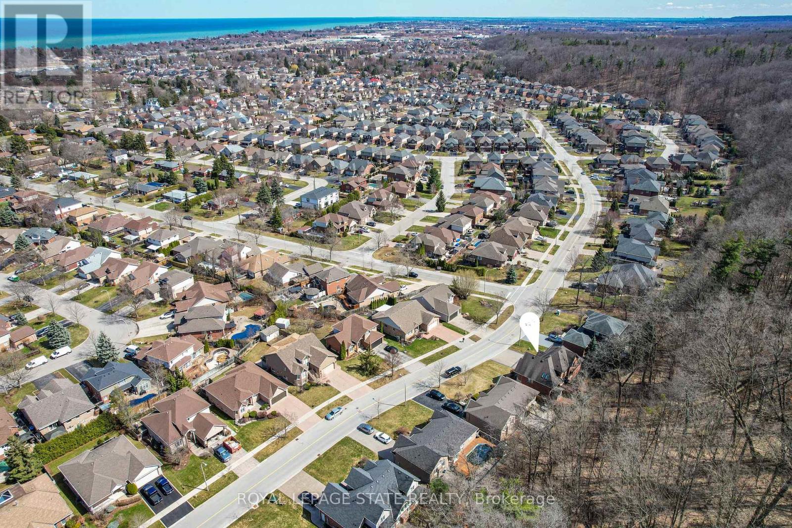 Photo 17 of 130 Dorchester Drive, Grimsby ON