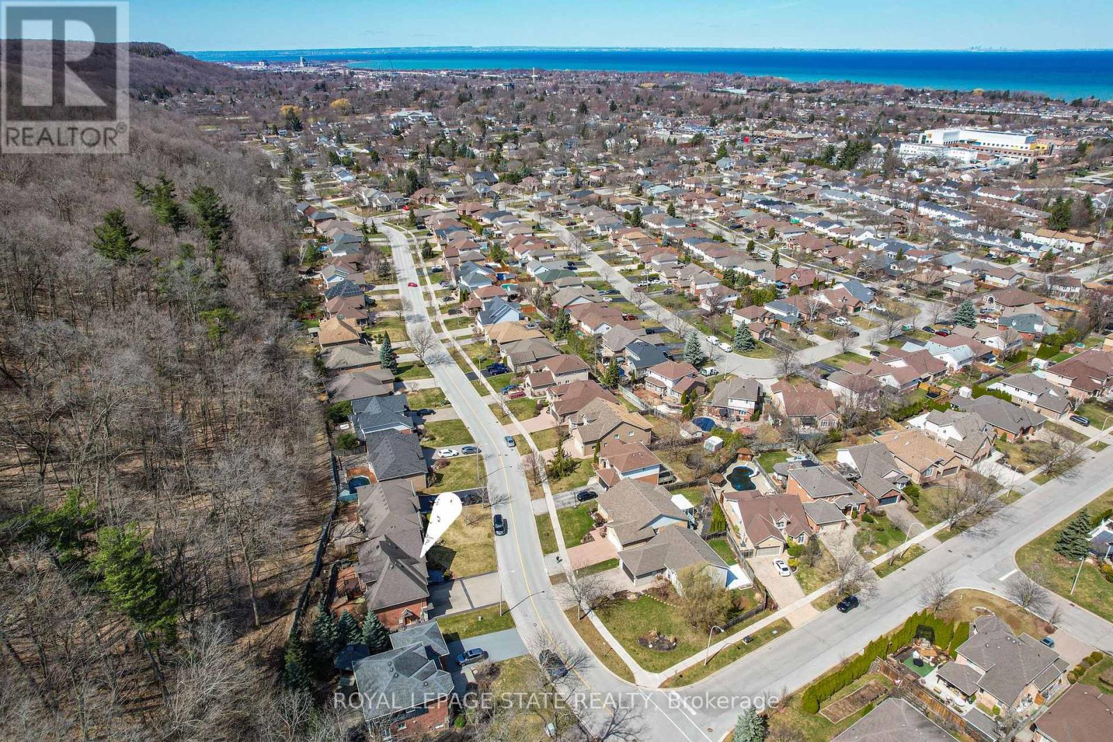 Photo 21 of 130 Dorchester Drive, Grimsby ON