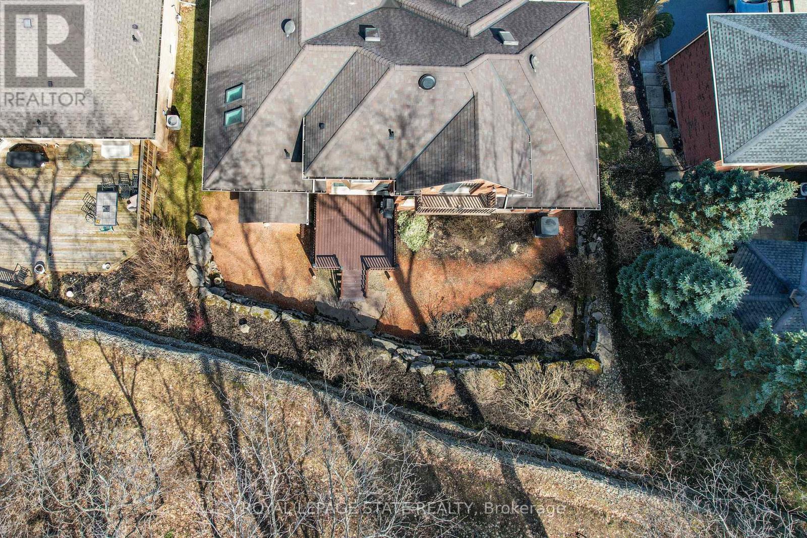 Photo 23 of 130 Dorchester Drive, Grimsby ON