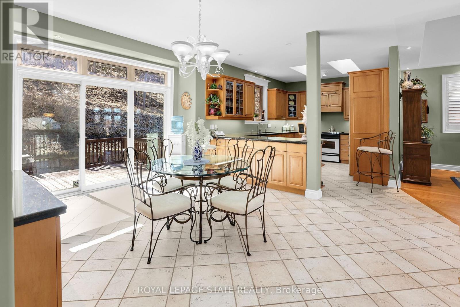 Photo 25 of 130 Dorchester Drive, Grimsby ON