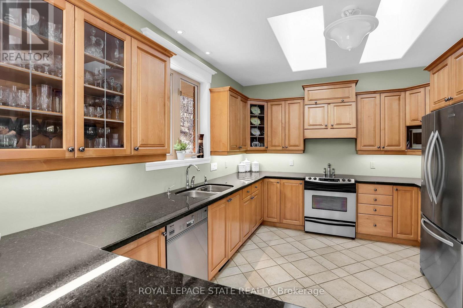 Photo 26 of 130 Dorchester Drive, Grimsby ON