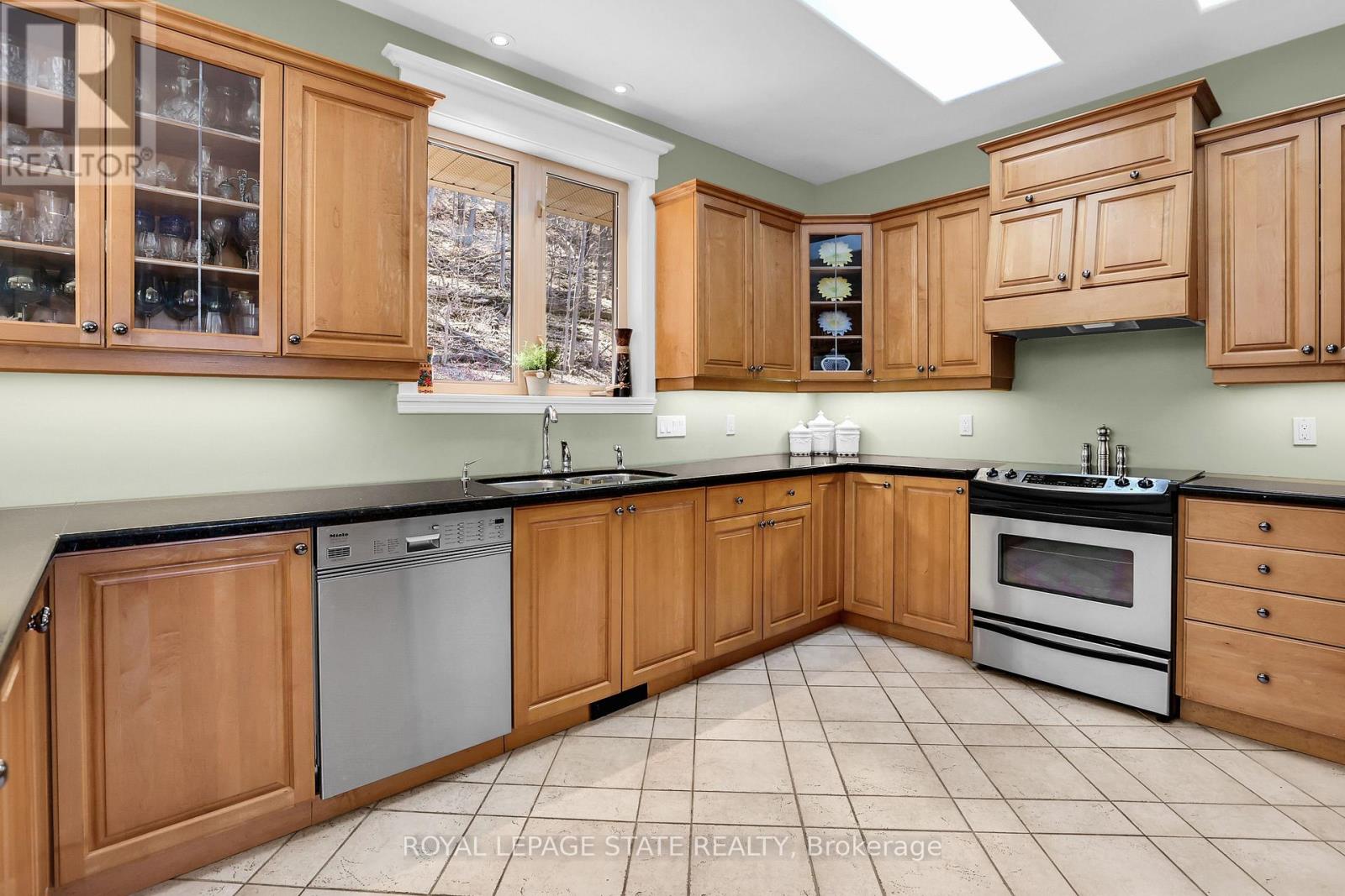 Photo 28 of 130 Dorchester Drive, Grimsby ON
