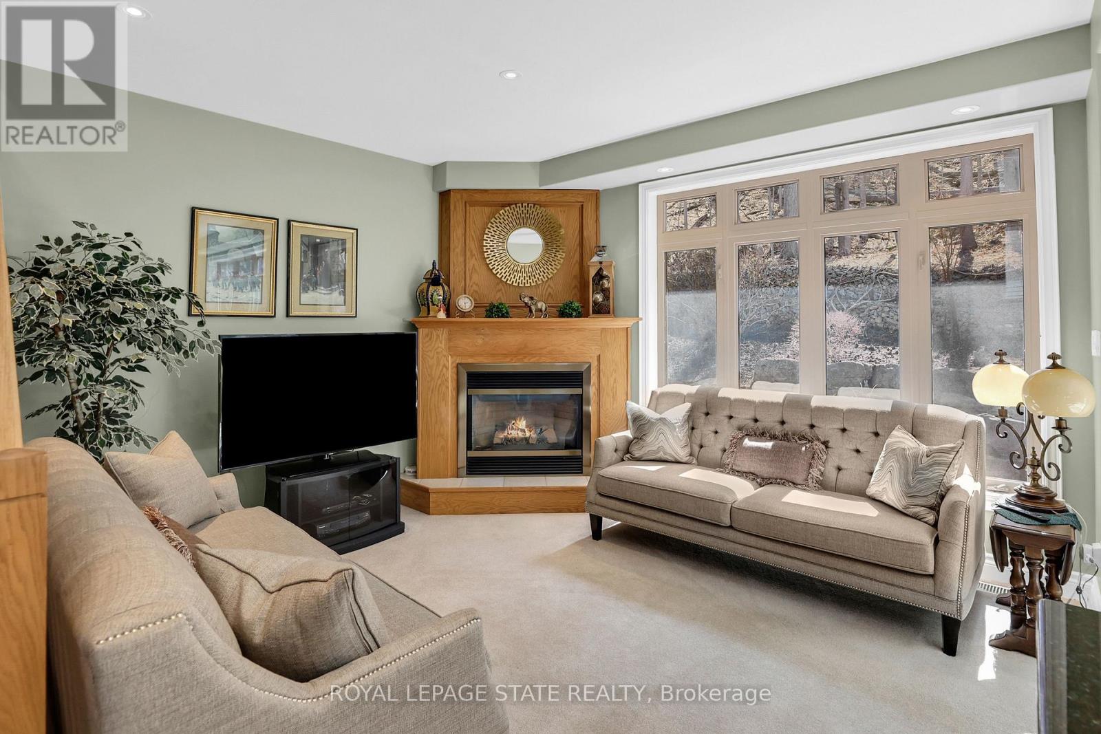 Photo 33 of 130 Dorchester Drive, Grimsby ON