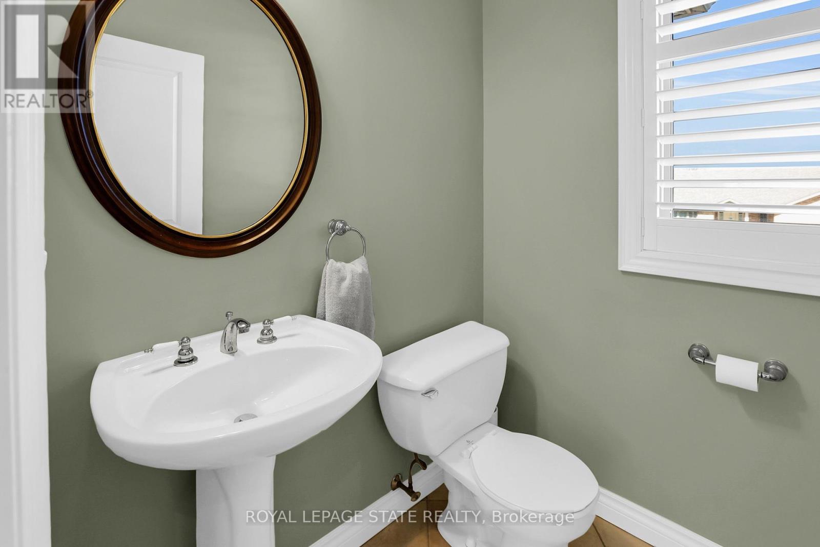 Photo 35 of 130 Dorchester Drive, Grimsby ON