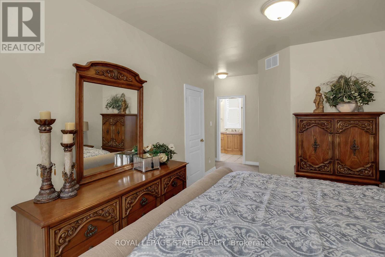 Photo 38 of 130 Dorchester Drive, Grimsby ON