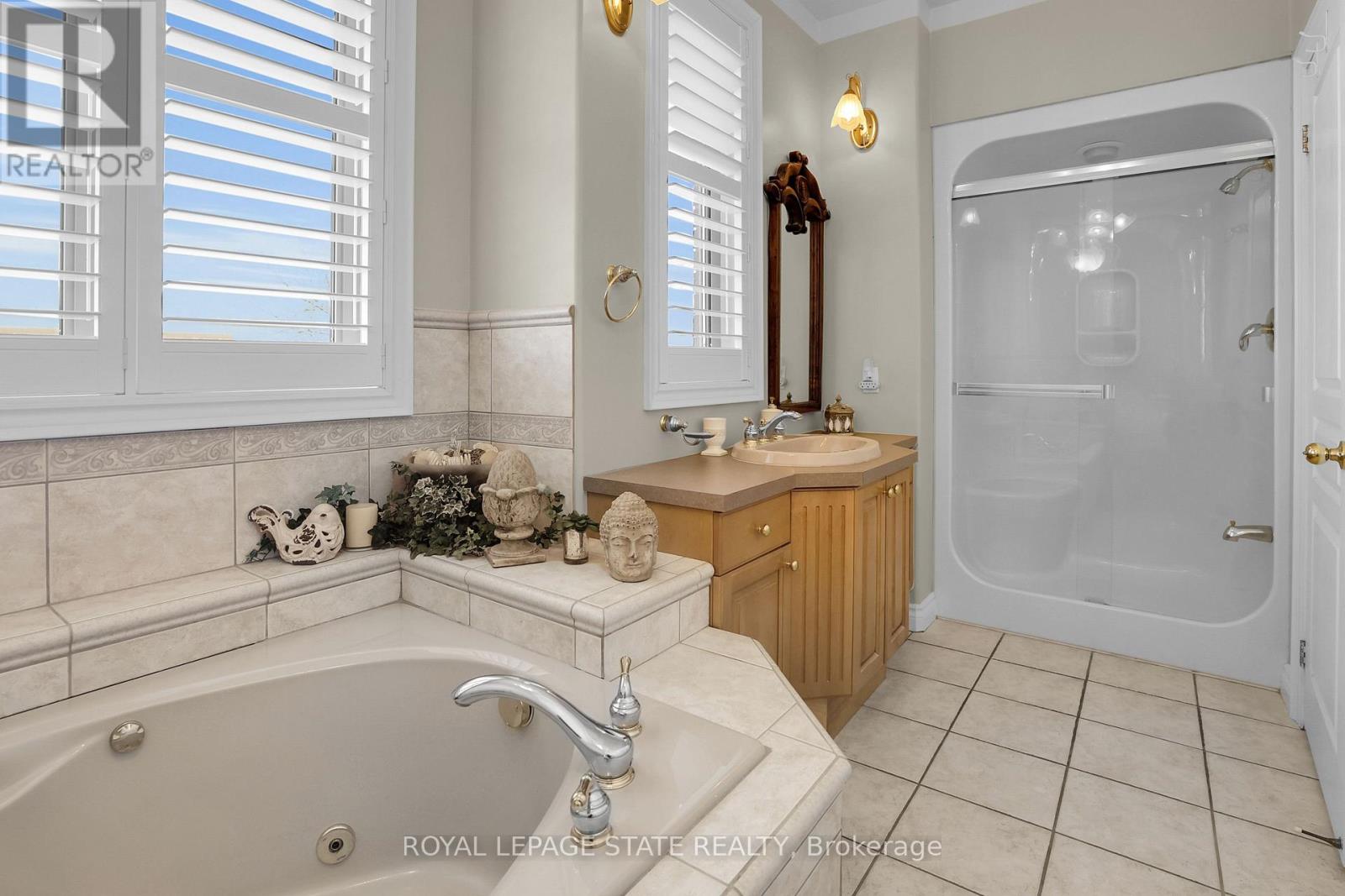 Photo 40 of 130 Dorchester Drive, Grimsby ON