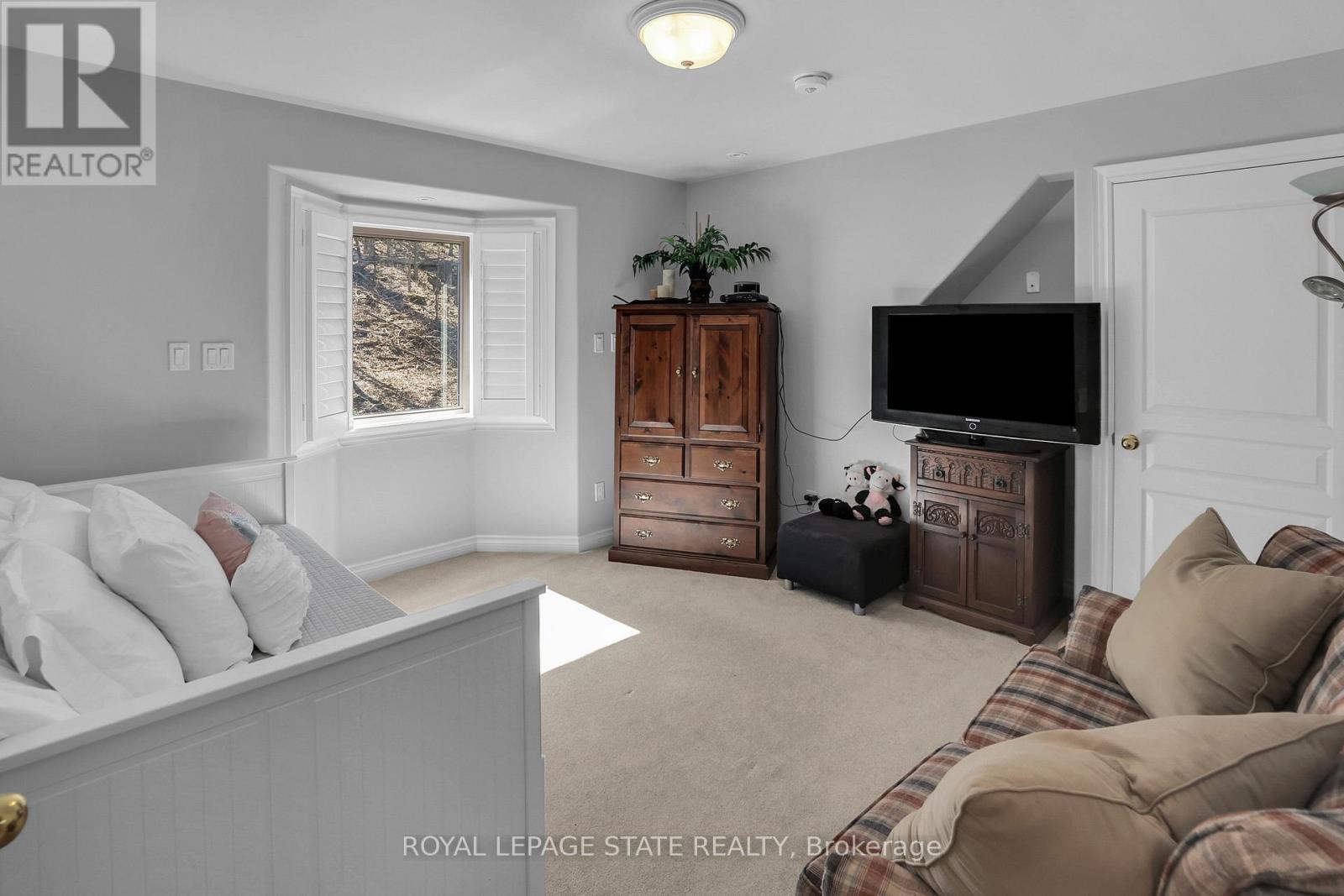 Photo 43 of 130 Dorchester Drive, Grimsby ON