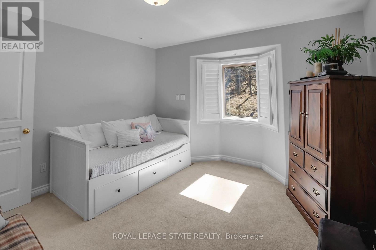 Photo 44 of 130 Dorchester Drive, Grimsby ON
