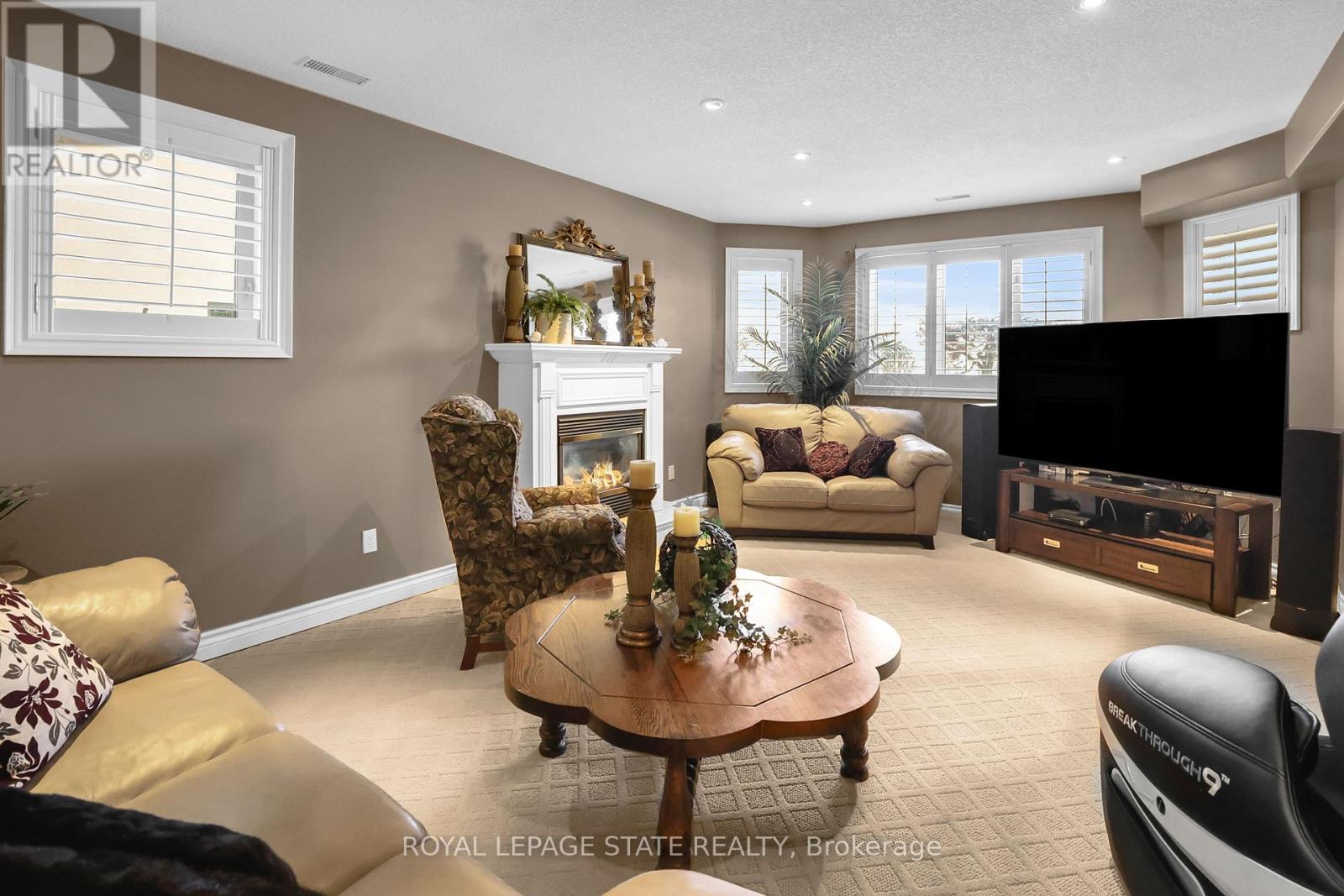 Photo 46 of 130 Dorchester Drive, Grimsby ON