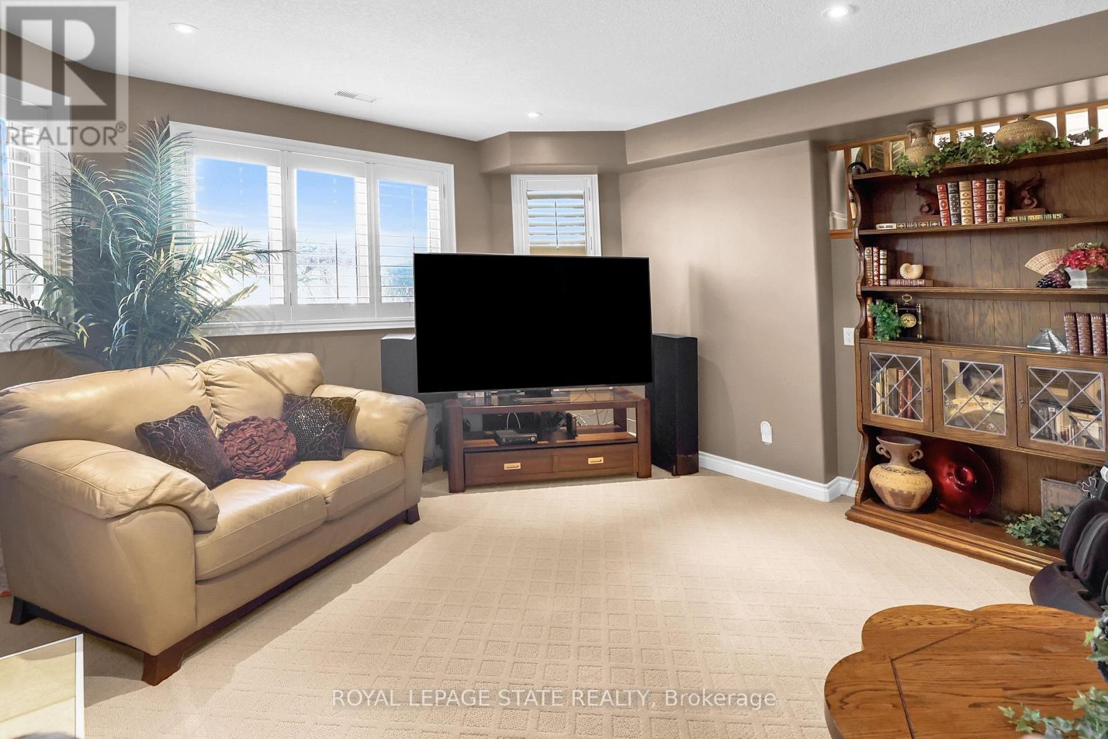 Photo 47 of 130 Dorchester Drive, Grimsby ON