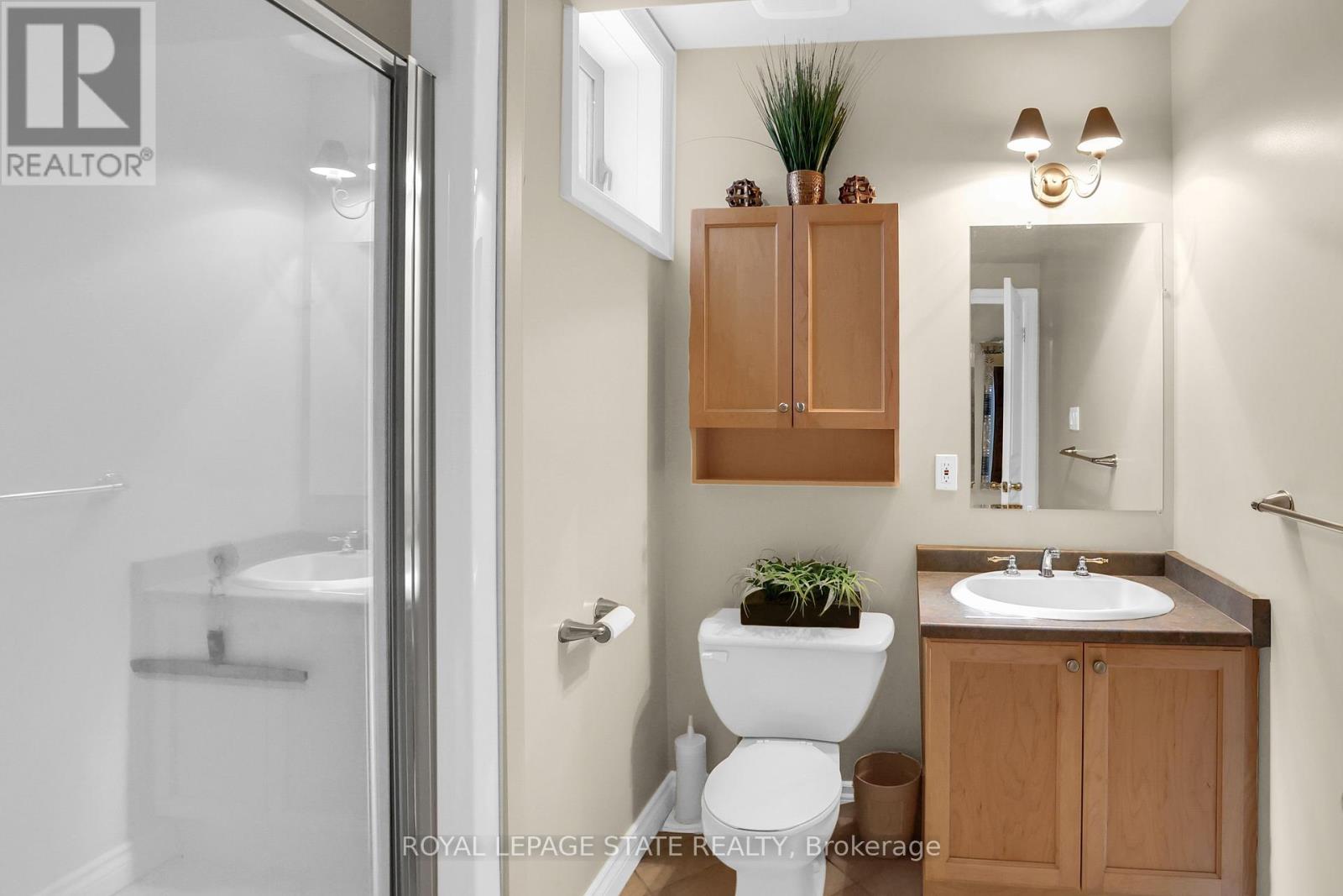 Photo 49 of 130 Dorchester Drive, Grimsby ON