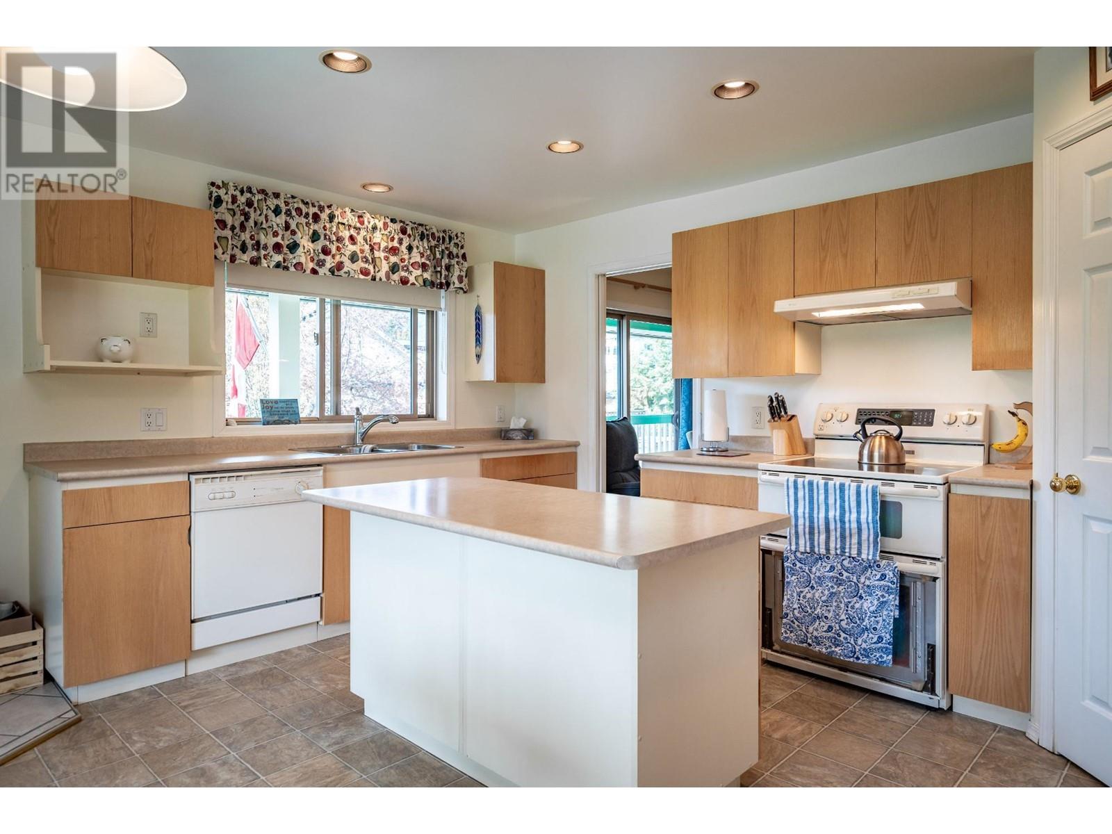 Photo 23 of 403 8th S Street, Kaslo BC
