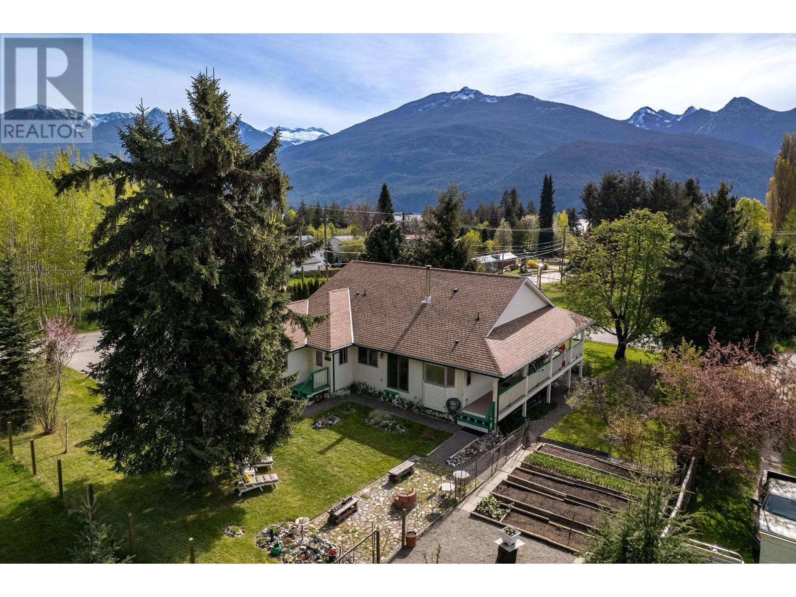 Photo 55 of 403 8th S Street, Kaslo BC
