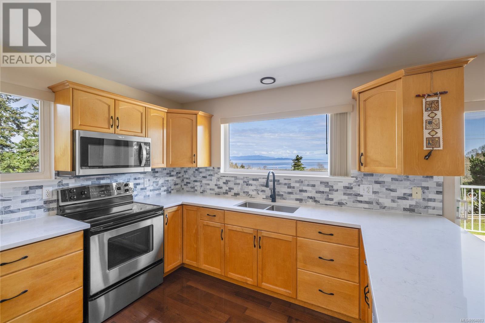 3021 Raymur Pl, Qualicum Beach