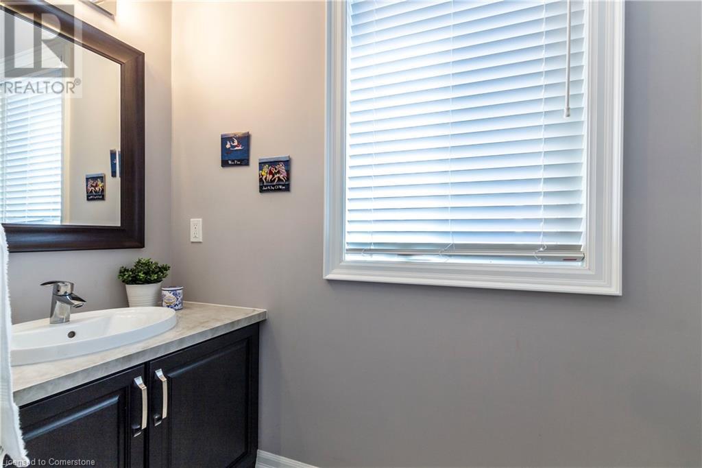 Photo 8 of 72 Pond View Gate, Waterdown ON