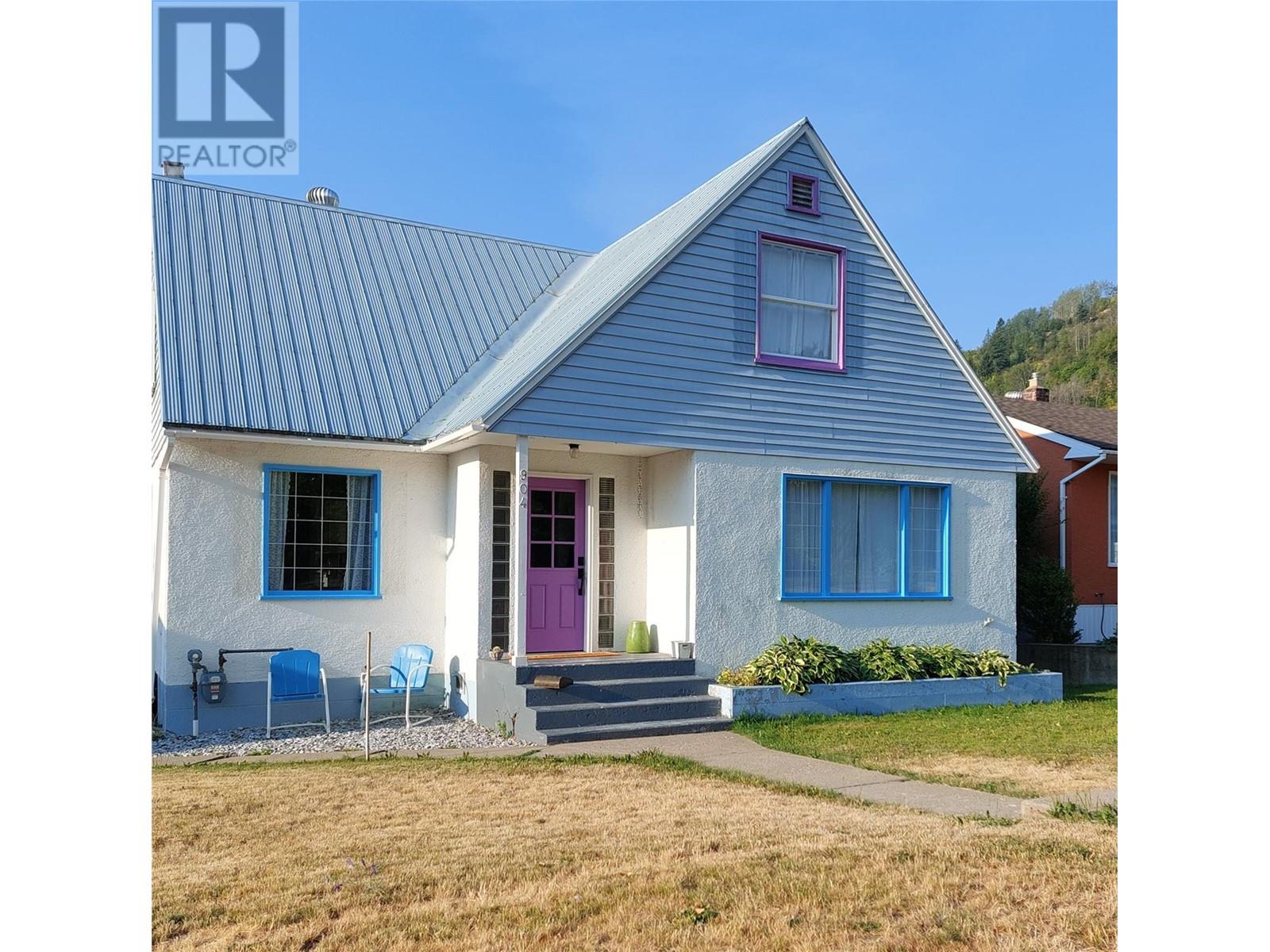 904 Thackeray Street, Warfield