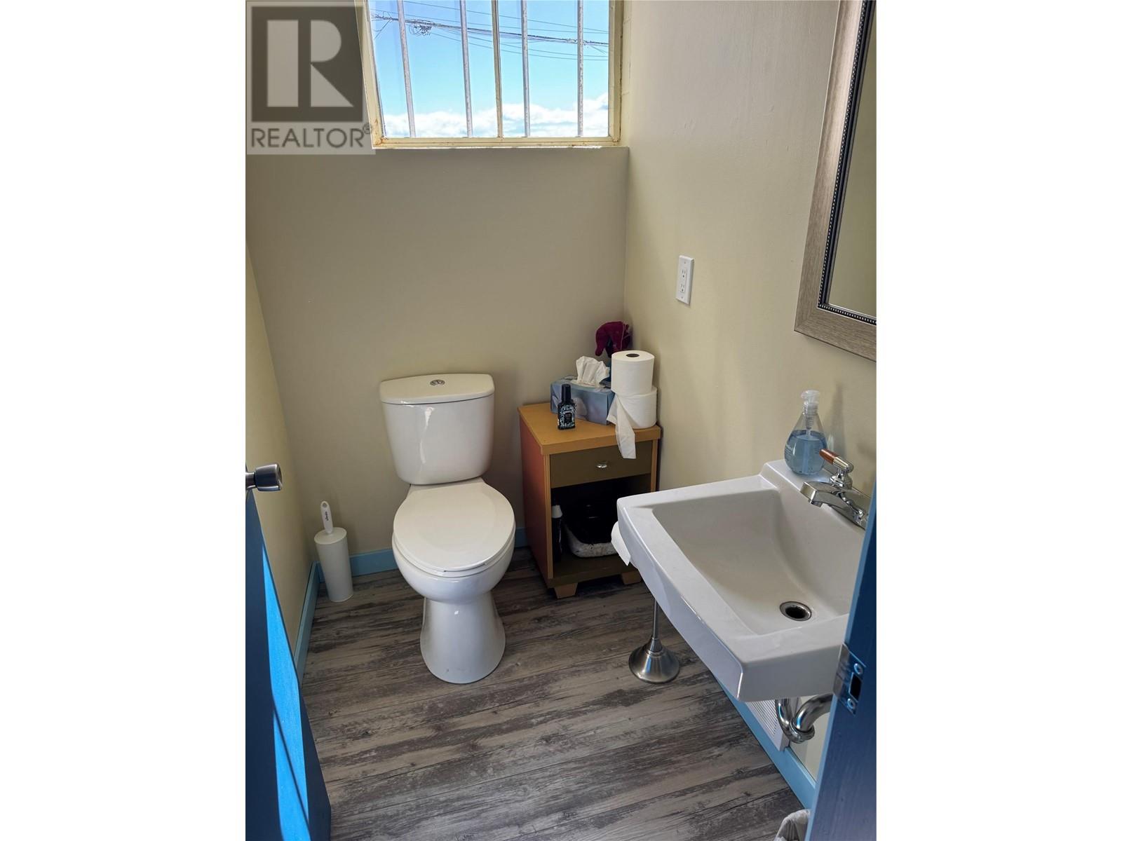 Photo 4 of 1221 Canyon Street, Creston BC