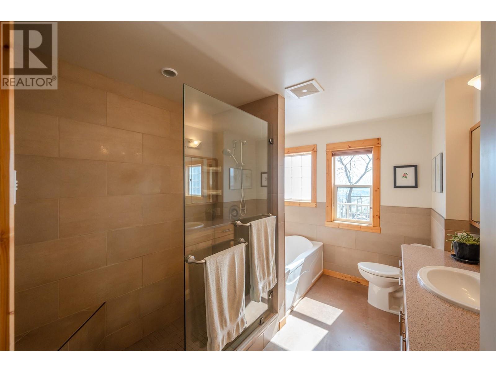 586 Wilson Mountain Road, Oliver
