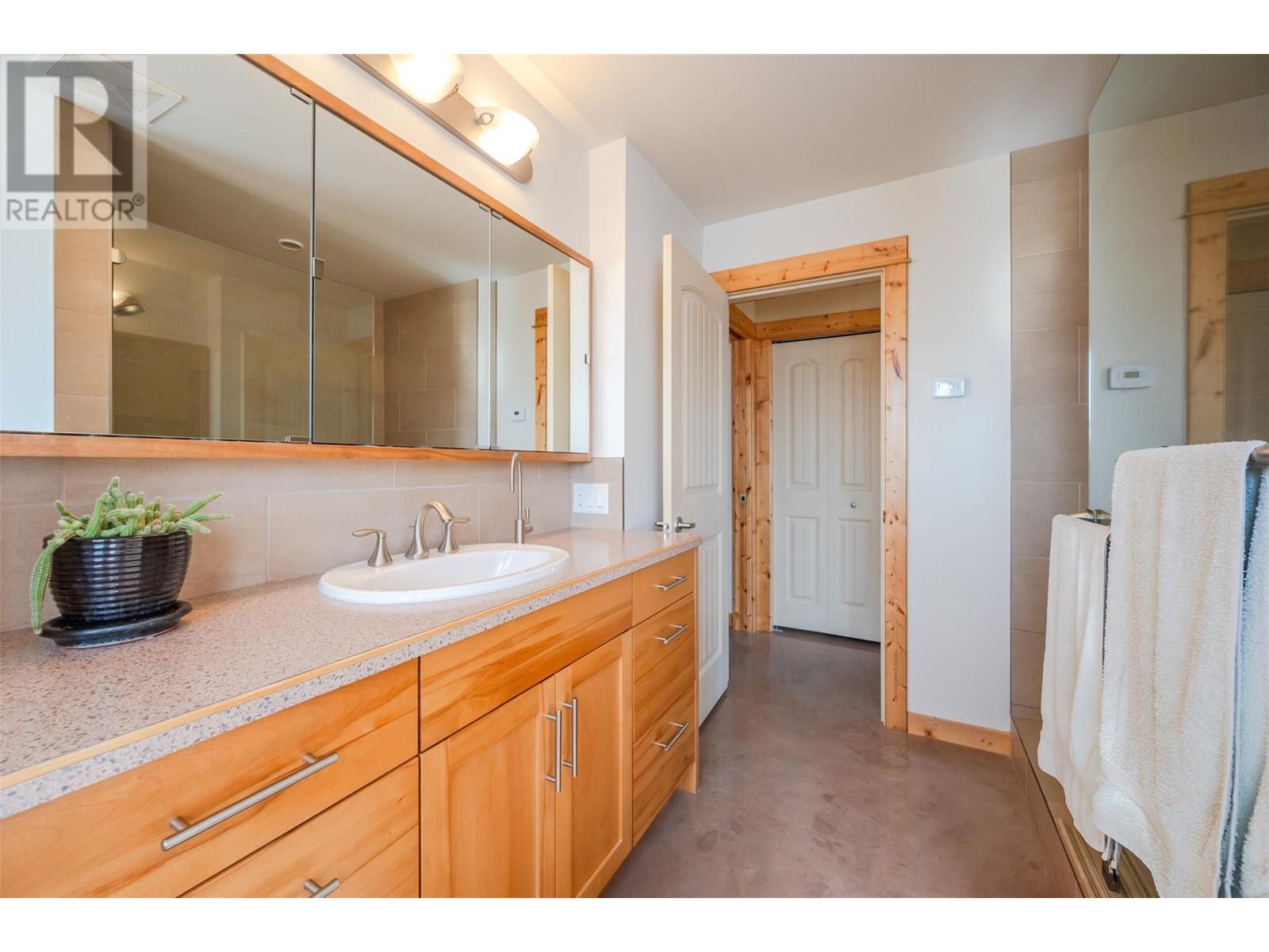 586 Wilson Mountain Road, Oliver