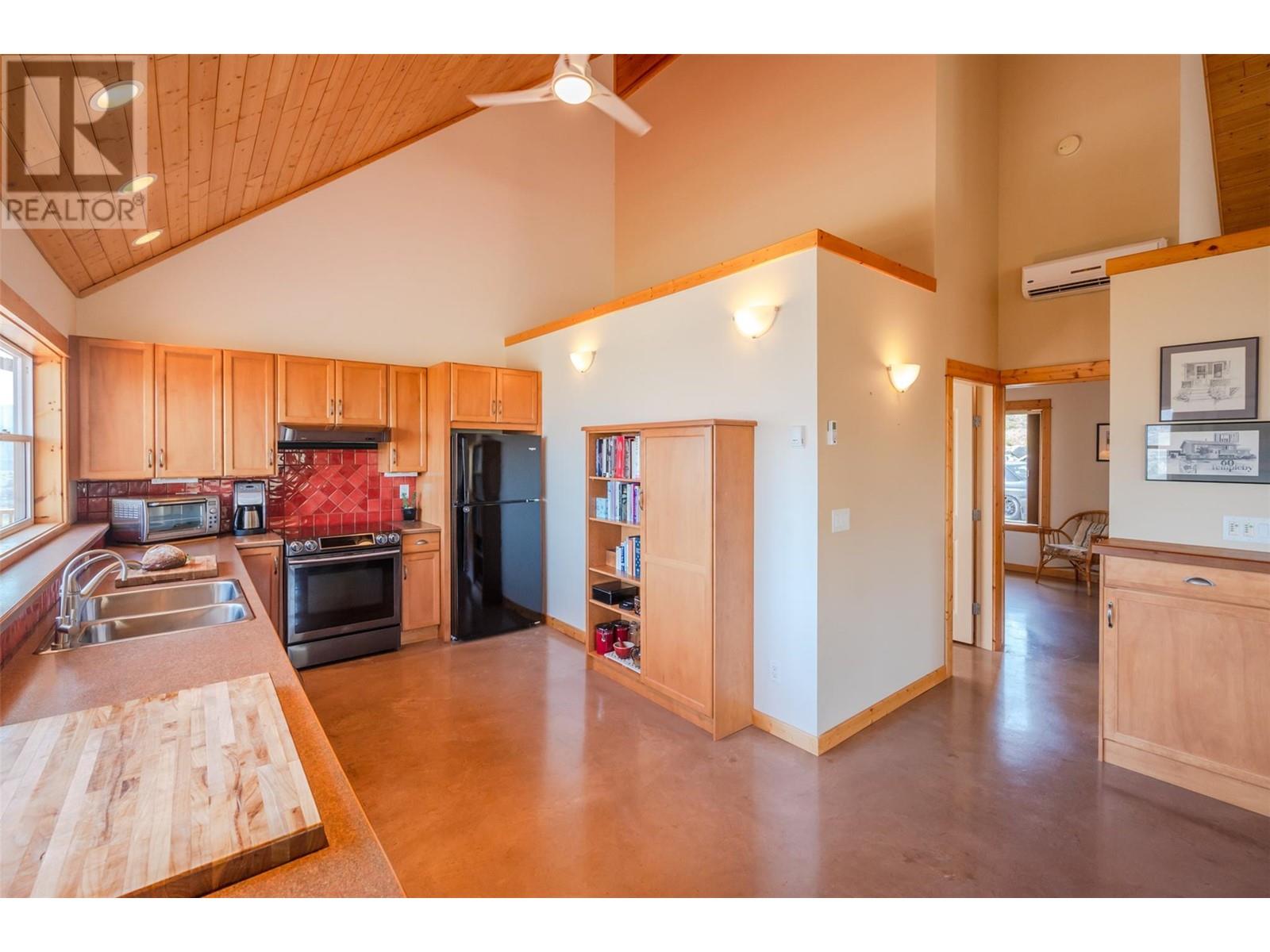 586 Wilson Mountain Road, Oliver