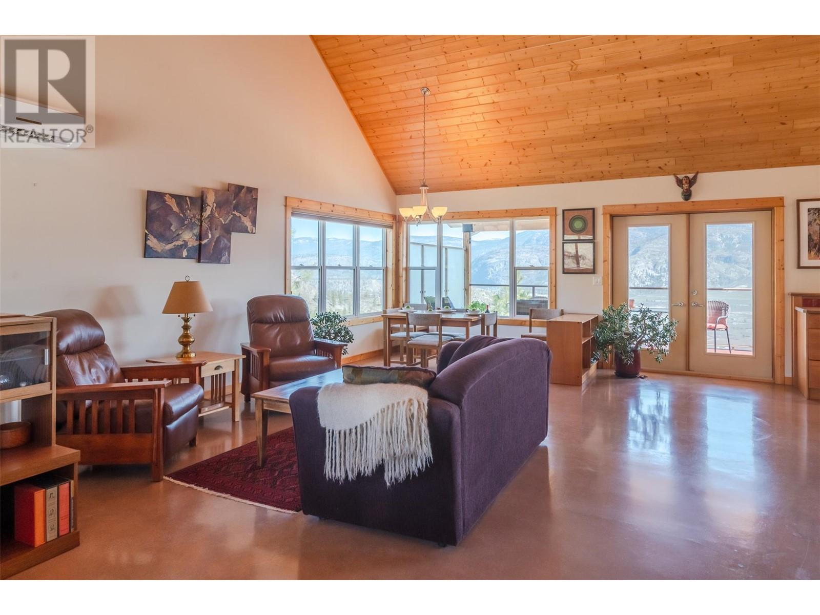 586 Wilson Mountain Road, Oliver