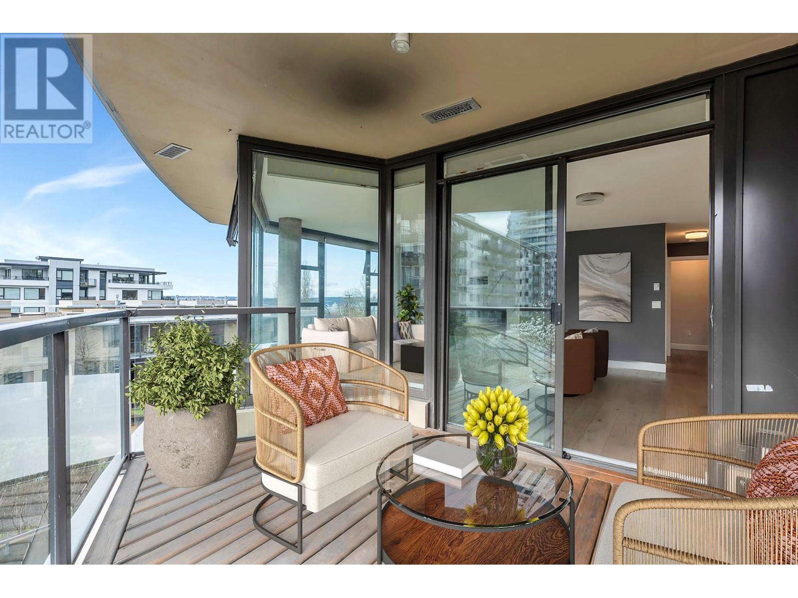 304 683 VICTORIA PARK, North Vancouver