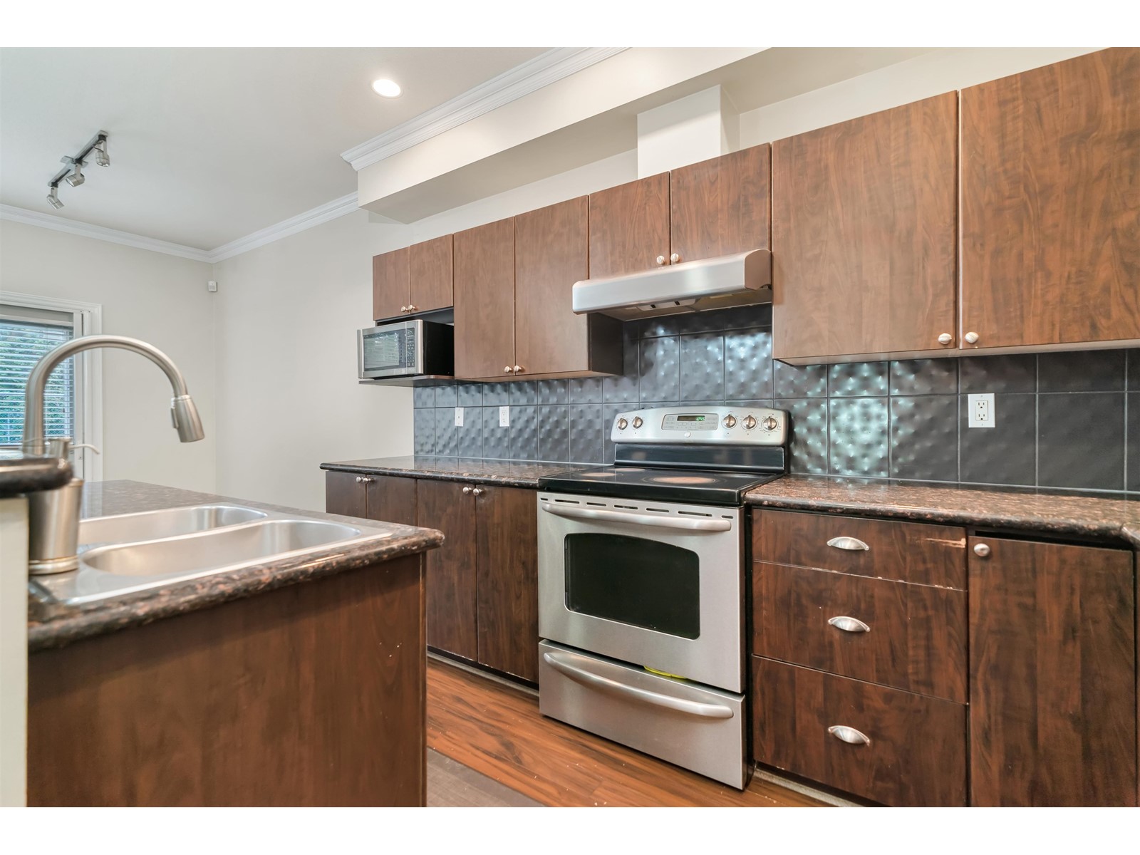 Photo 9 of 20 7518 138 Street, Surrey BC