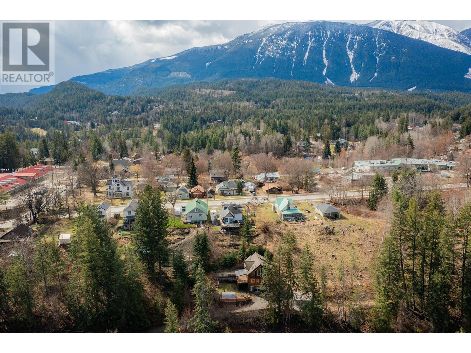 Photo 12 of 641 Front Street, Kaslo BC