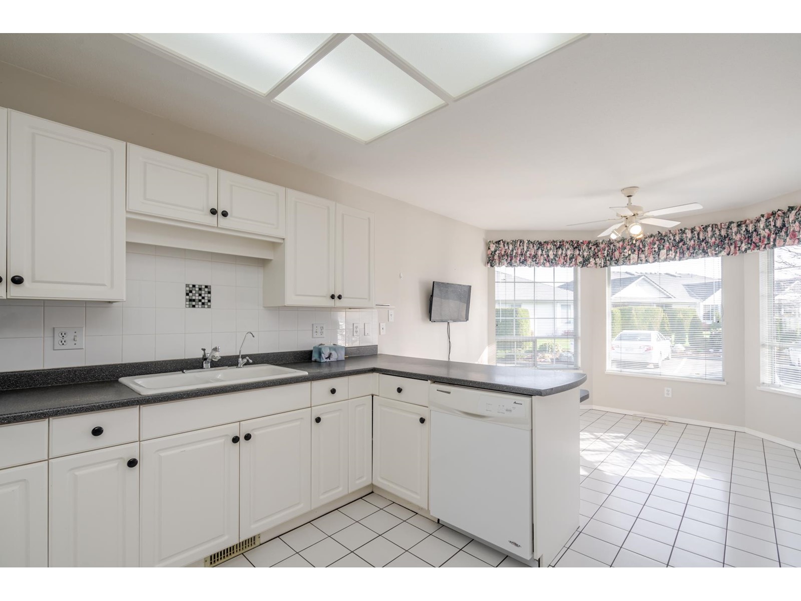 Photo 11 of 28 3293 Firhill Drive, Abbotsford BC