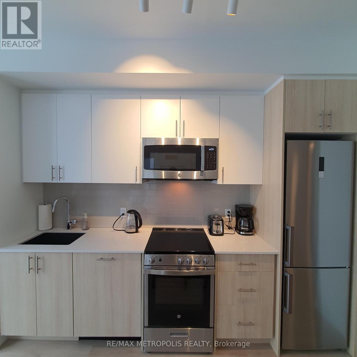 Photo 4 of 807 1195 The Queensway, Toronto ON