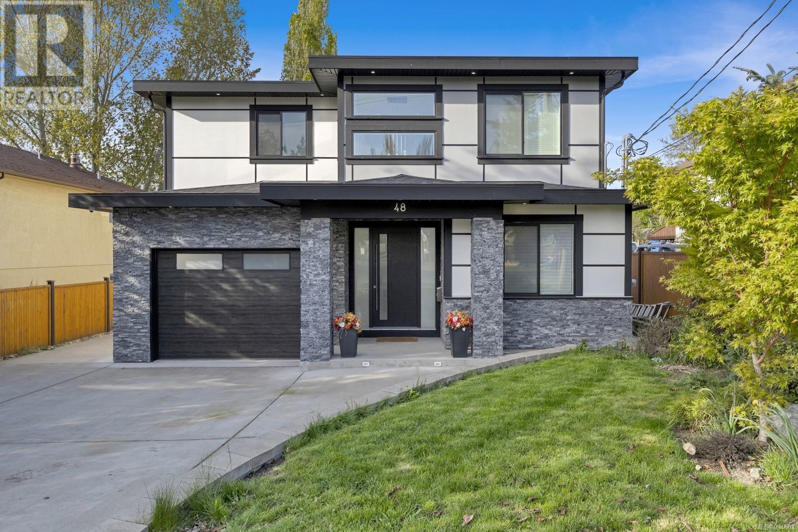 48 Hampton Road, Saanich