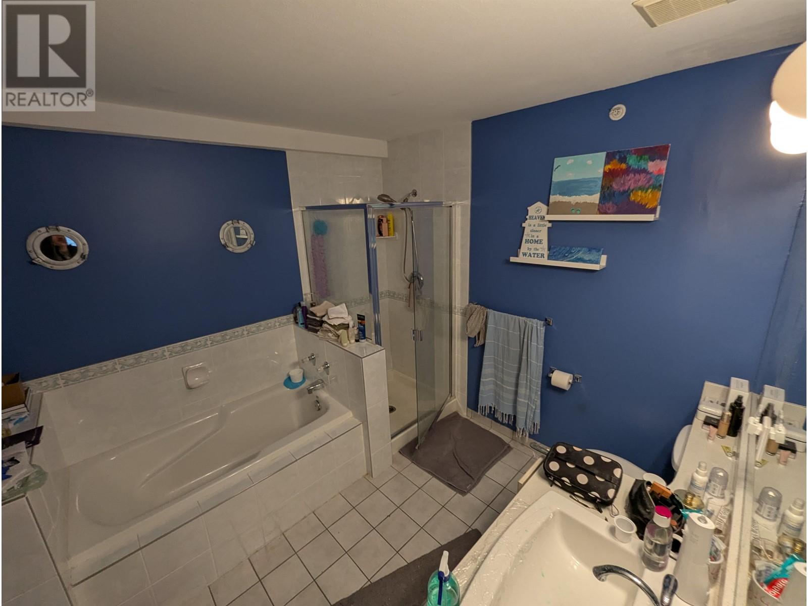 322 5780 TRAIL AVENUE, Sechelt