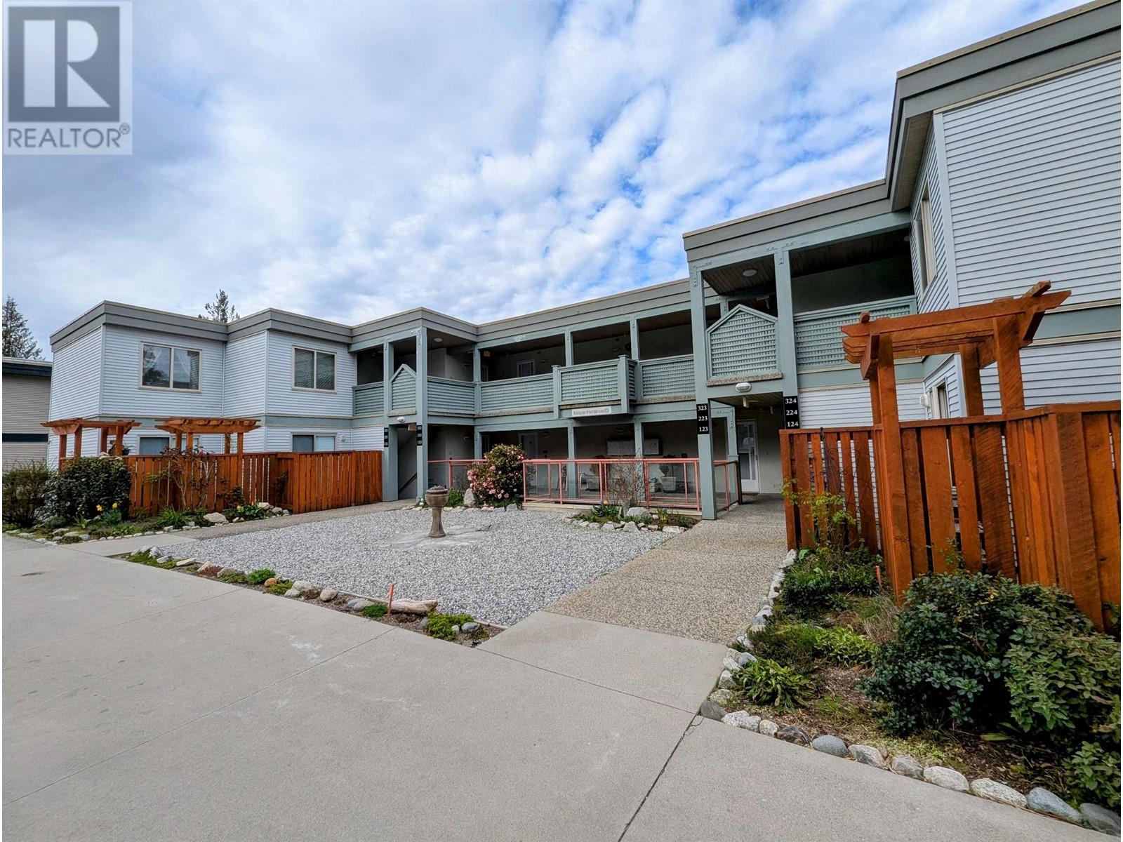 322 5780 TRAIL AVENUE, Sechelt