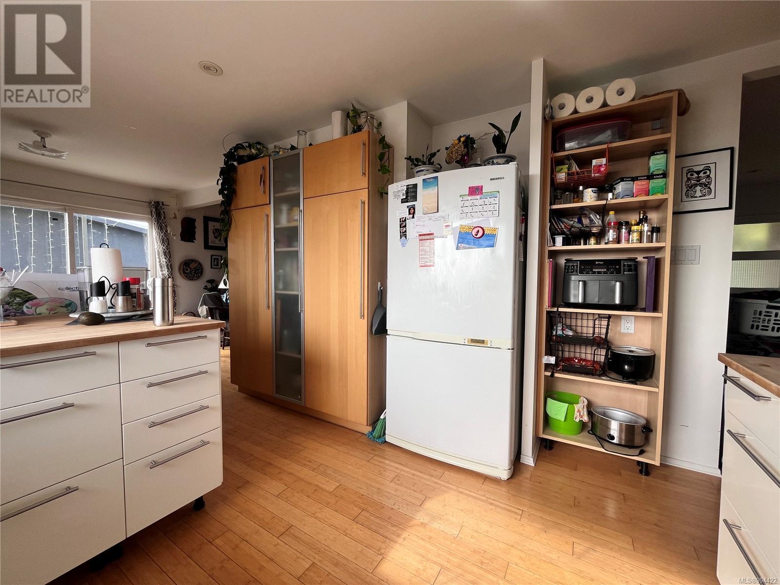 Photo 5 of 570 Holly Ave, Nanaimo BC