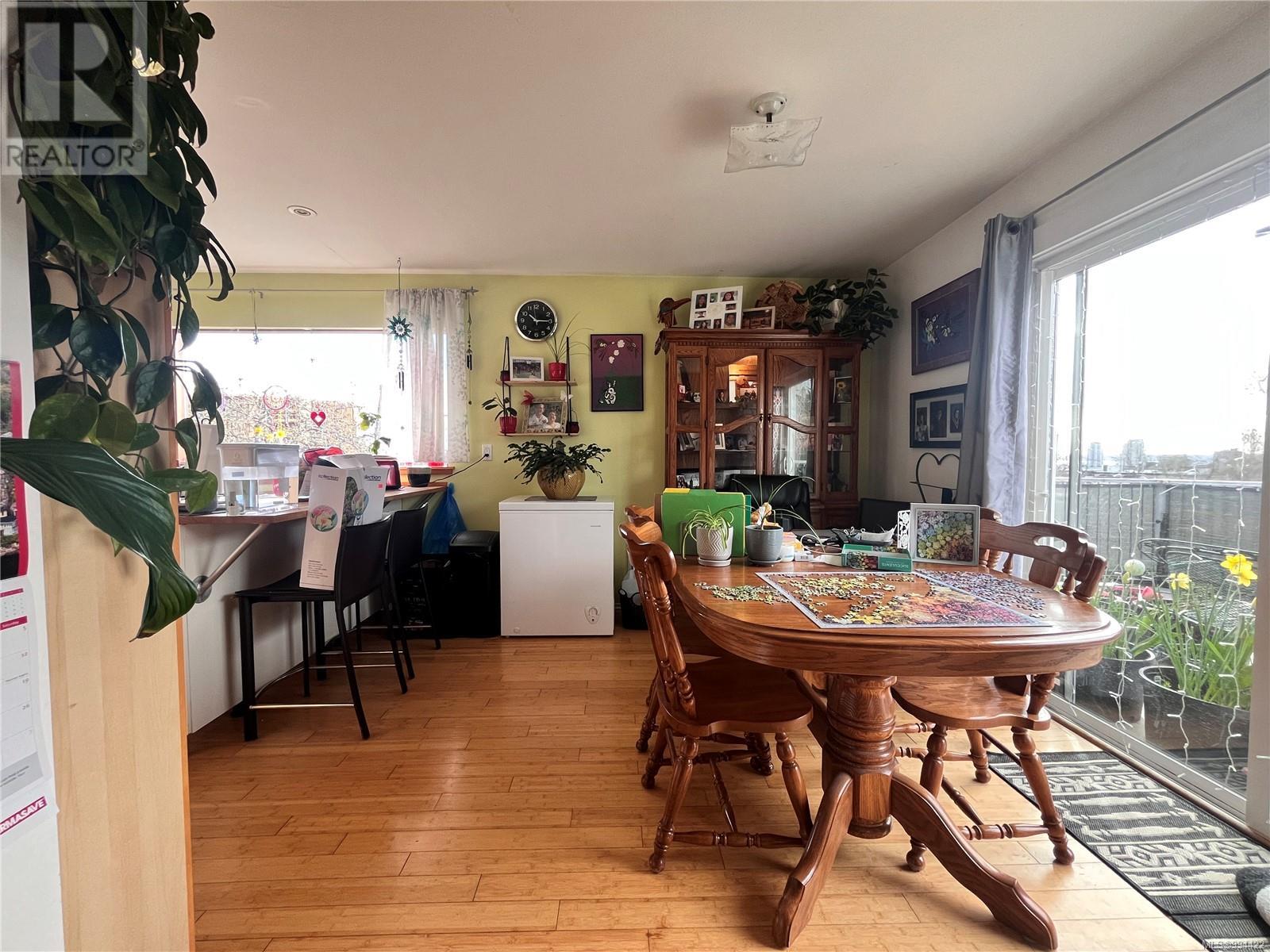 Photo 7 of 570 Holly Ave, Nanaimo BC