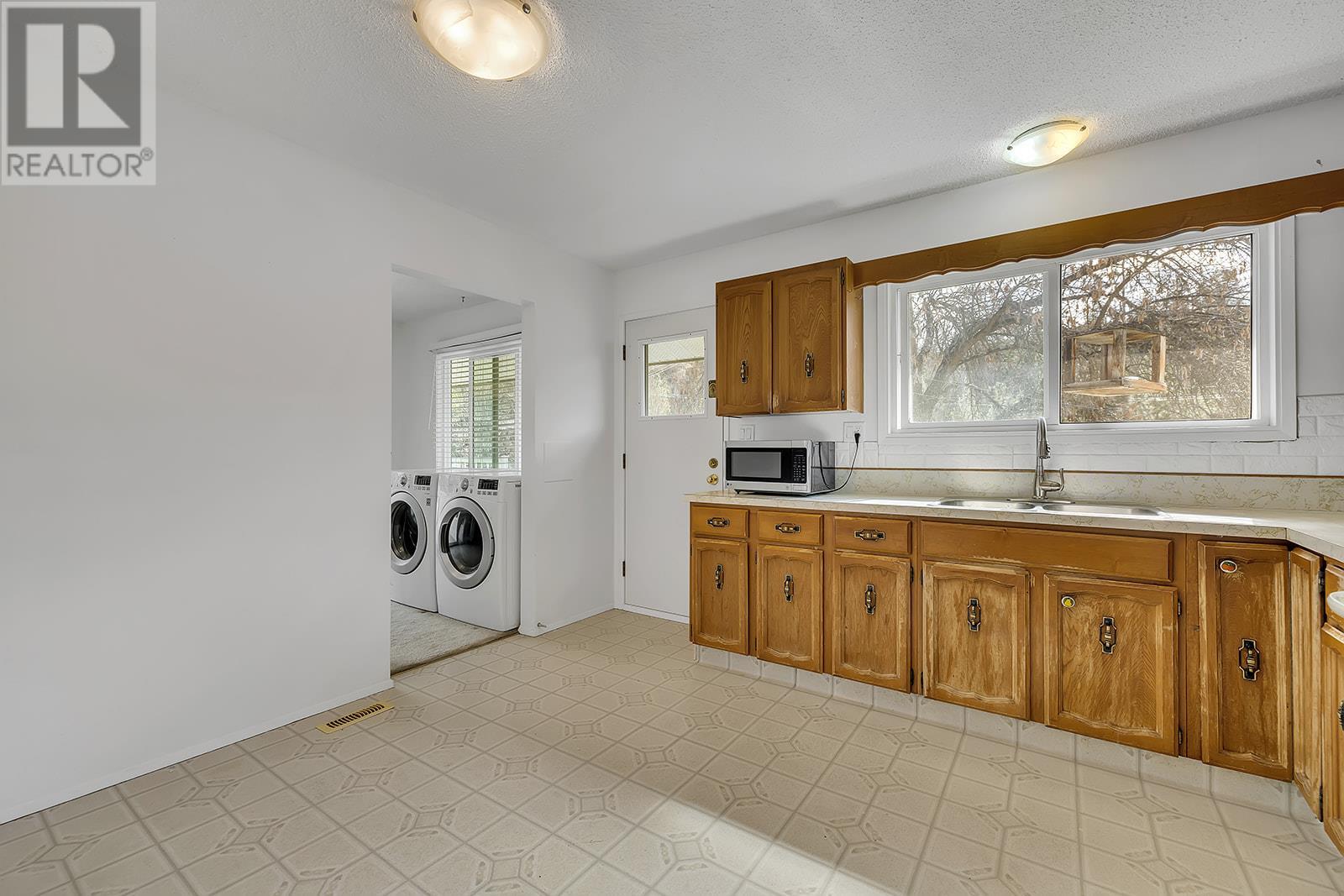  811 Tamarack Drive, Kelowna