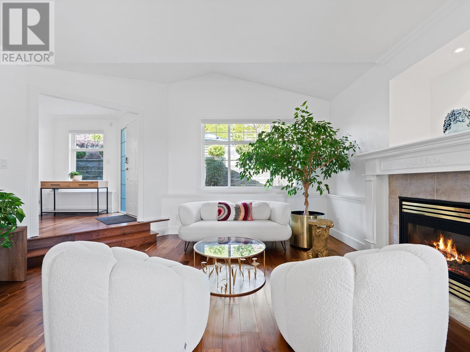 1075 ADDERLEY STREET, North Vancouver
