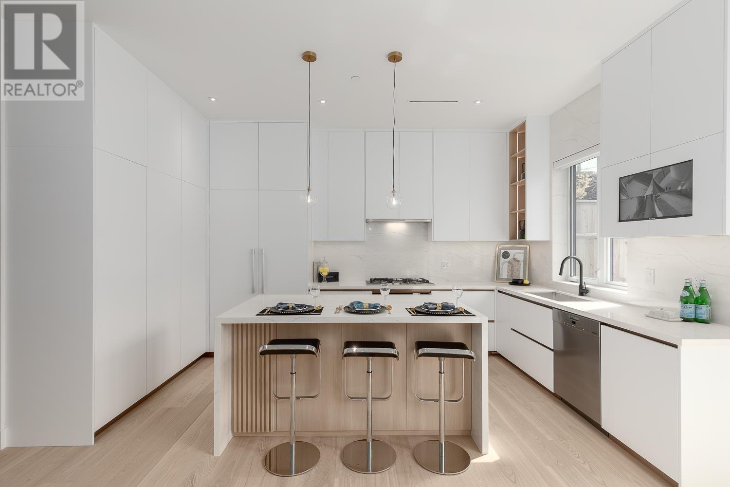 2 4084 W 10TH AVENUE, Vancouver